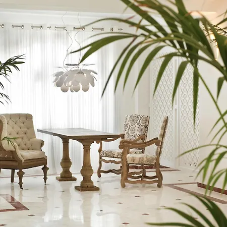 Santorini Palace Hotell 4*